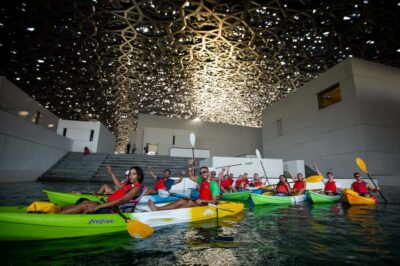 Abu Dhabi: Guided Kayak Tour around Louvre