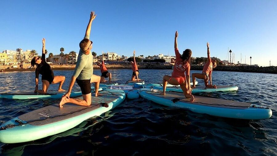 Arguineguín: Stand-up Paddleboard Yoga Class with Instructor - The yoga class on the water