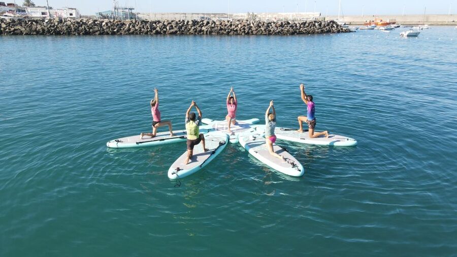 Arguineguín: Stand-up Paddleboard Yoga Class with Instructor - Equipment, clothing, and the slippery-board warning