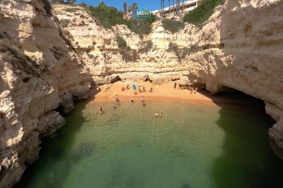 Armação de Pêra: 2-Hour Wild Beaches and Caves Kayak Tour - Praia dos Beijinhos and the first cliff views