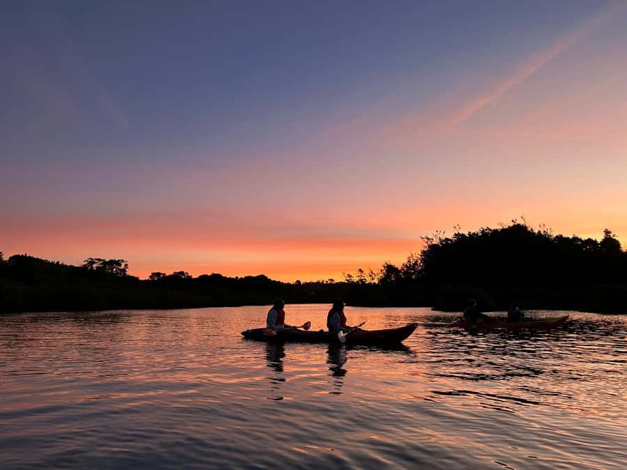 Auckland: Bioluminescence Kayak Tour with Guide - Getting kitted out before sunset
