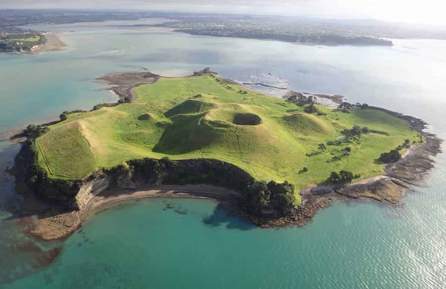 Auckland: Browns Island (Motukorea) Sea Kayak Tour - Paddling past Gentlemans Bay and Ladies Bay