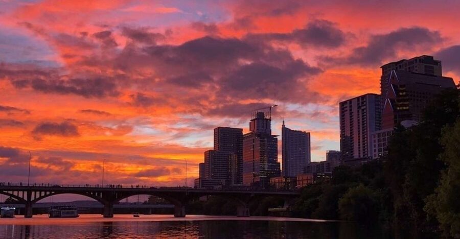 Austin: Sunset Bat Watching Kayak Tour - Paddling across Lady Bird Lake at sunset
