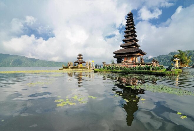 Bali Jungle Trekking and Lake Canoeing Tour - Walking down to Buyan Lake