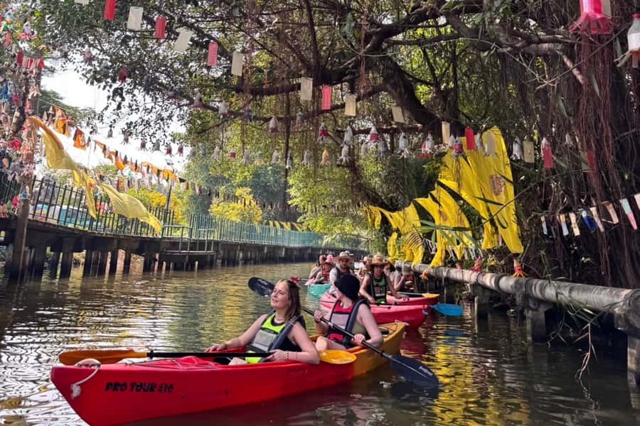Bangkok: Damnoen Saduak Market & Kayaking Adventure - Who will enjoy this day most