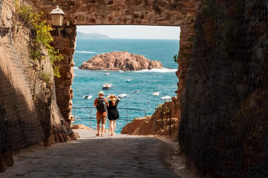 Barcelona: Costa Brava Kayak & Snorkeling Small Group Tour - Lunch and two hours at Platja de Sant Pol