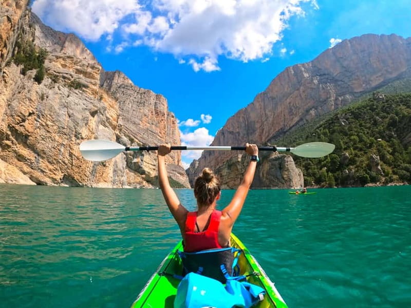 Barcelona: Kayak rental in the Mont-rebei gorge - Getting ready for the kayak