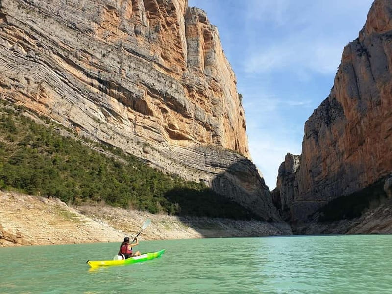 Barcelona: Kayak rental in the Mont-rebei gorge - The boat transfer to Montfalcó