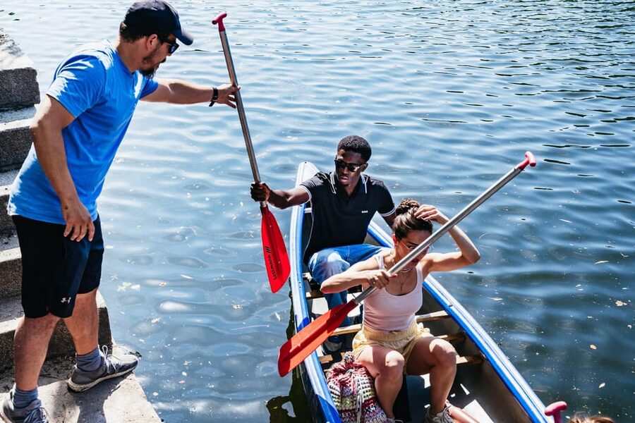 Berlin: Guided Tour by Canoe - Molecule Man, Oberbaum Bridge, and Badeschiff