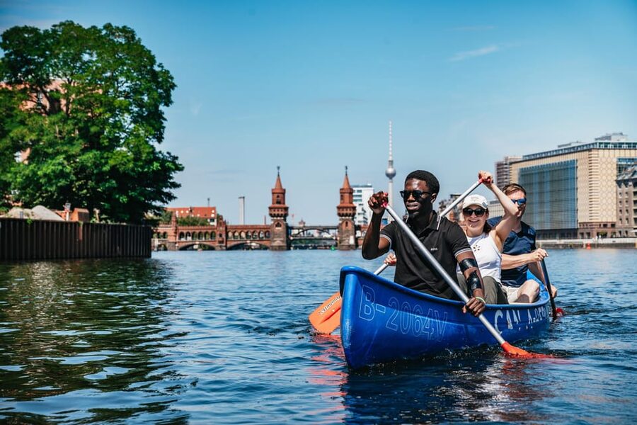 Berlin: Guided Tour by Canoe - Paddling from Urbanhafen to Admiralbrücke