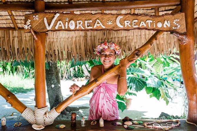 Bora Bora Snorkel Cruise by Polynesian Outrigger Canoe with BBQ Island Lunch - A Polynesian lunch on a small motu