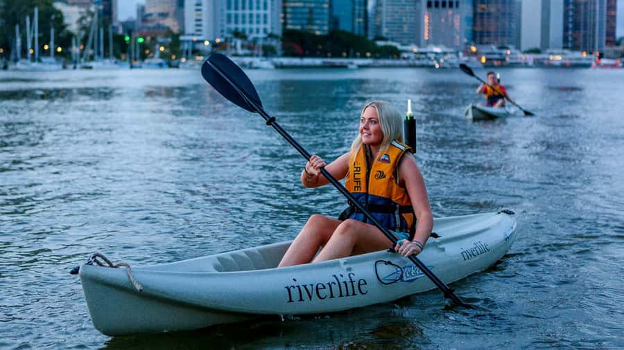 Brisbane: Illuminated River Night Kayak Tour - South Bank and the city lights