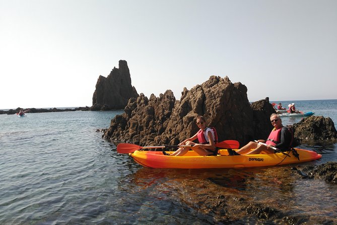 Cabo de Gata: Tour en kayak y snorkel full face + fotos incluidas - Paddling toward the Cabo de Gata Lighthouse
