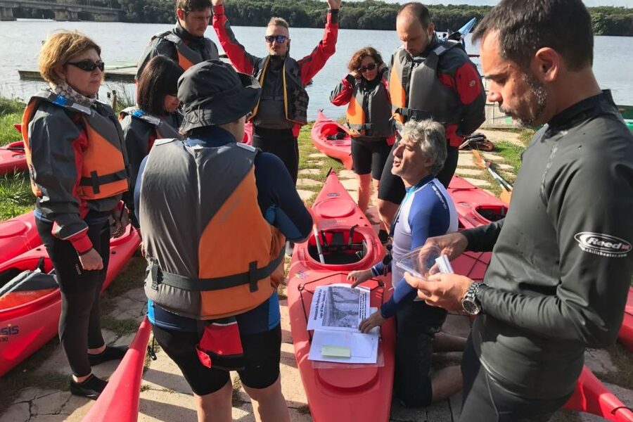 Castel Gandolfo: Kayak Food and Wine Tour - The First Stops: Stilt Houses and Castel Gandolfo Views