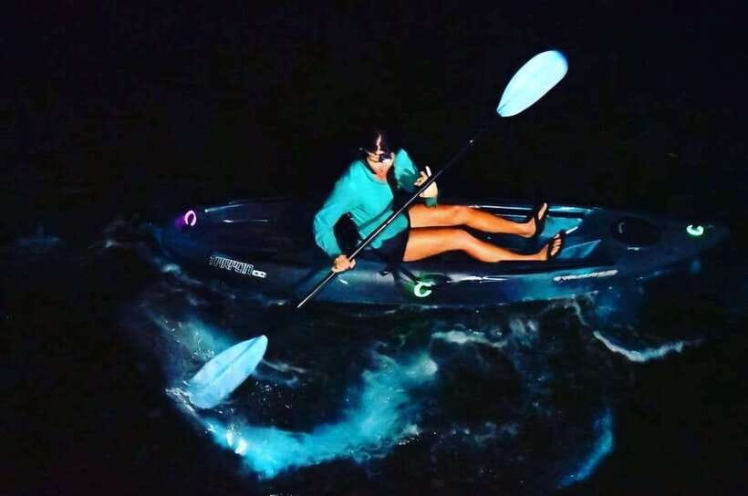 Cat Ba: Sunset and Night kayak with bioluminescent plankton - The guides can shape the evening