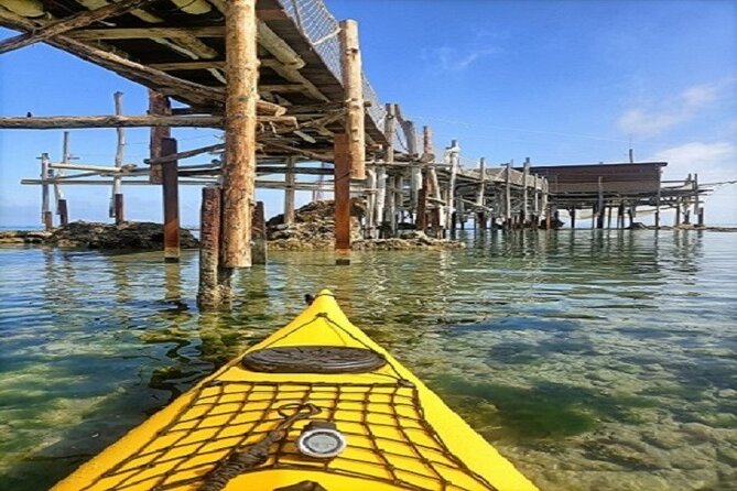 Cavalluccio kayak excursion in Fossacesia - The 30-minute swim inside the natural cliffs