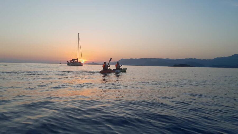 Cavtat: 'Pomalo' Sunset Guided Sea Kayaking Tour - Waiting for sunset near Beach Bar Little Star