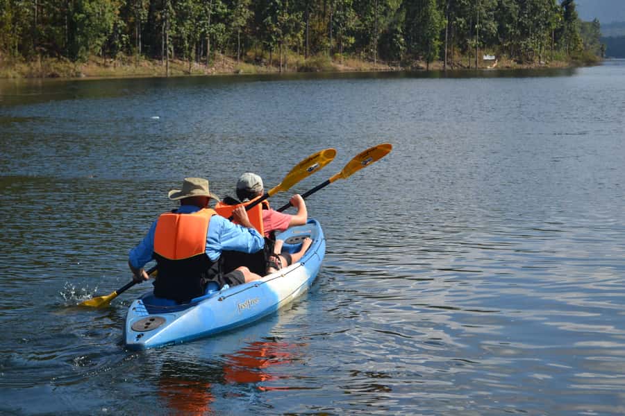 Chiang Mai: Sticky waterfall, lake kayak and cycling tour - Kayaking for beginners on the reservoir