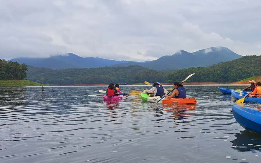 Chiang Mai: Sticky waterfall, lake kayak and cycling tour - The one-hour drive to Buatong Sticky Waterfall