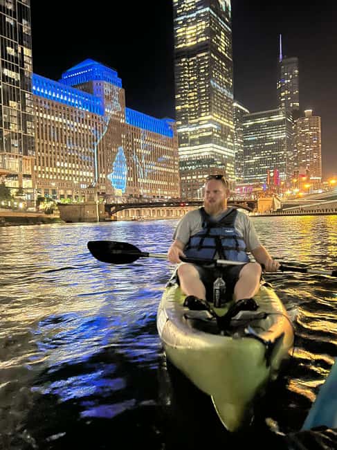 Chicago: Moonlight Paddle Tour on the Chicago River - Getting comfortable in the kayak