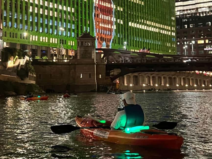 Chicago: Moonlight Paddle Tour on the Chicago River - Starting at the river’s edge
