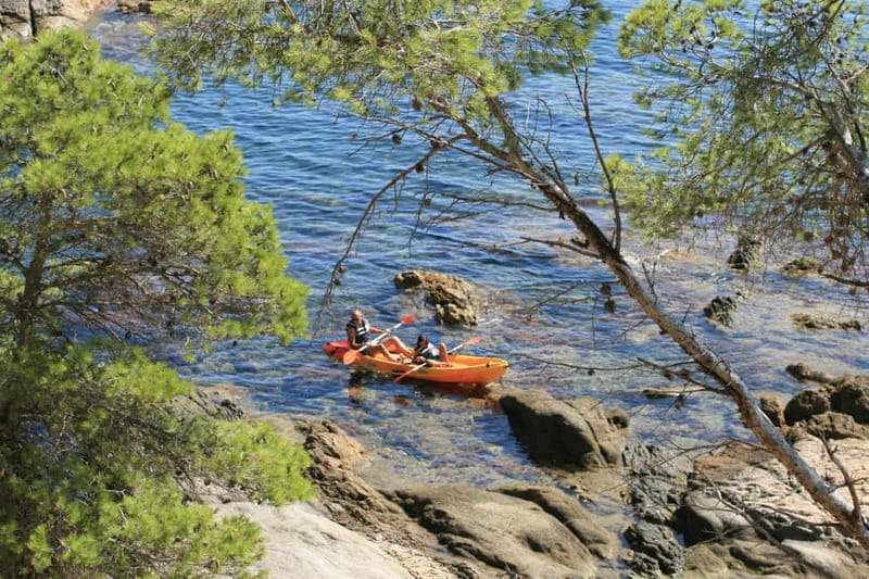 Costa Brava: Sant Feliu de Guíxols Kayak & Snorkel Tour - Paddling along the Costa Brava