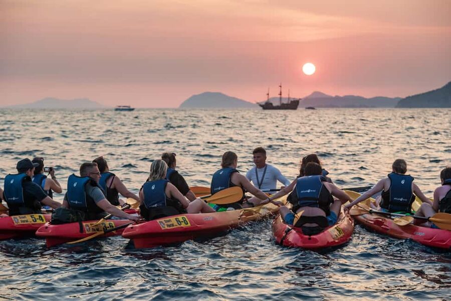 Dubrovnik: Sunset Kayaking and Snorkeling Tour - Following Dubrovnik’s walls by kayak