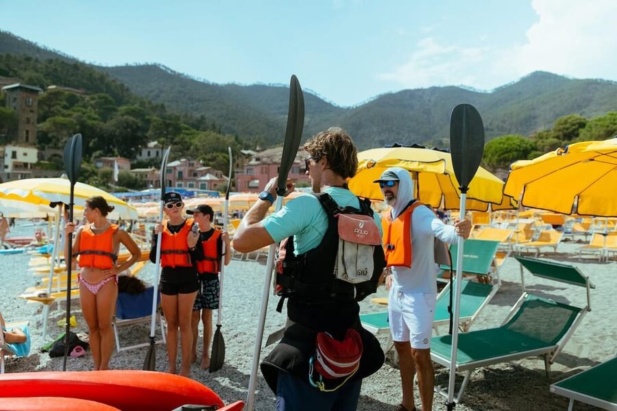 From Monterosso to Vernazza: Guided Cinque Terre Kayak Tour - Along the cliffs toward Vernazza