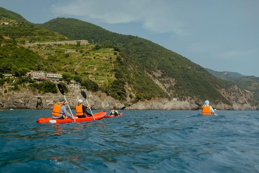 From Monterosso to Vernazza: Guided Cinque Terre Kayak Tour - The morning option and time in Vernazza