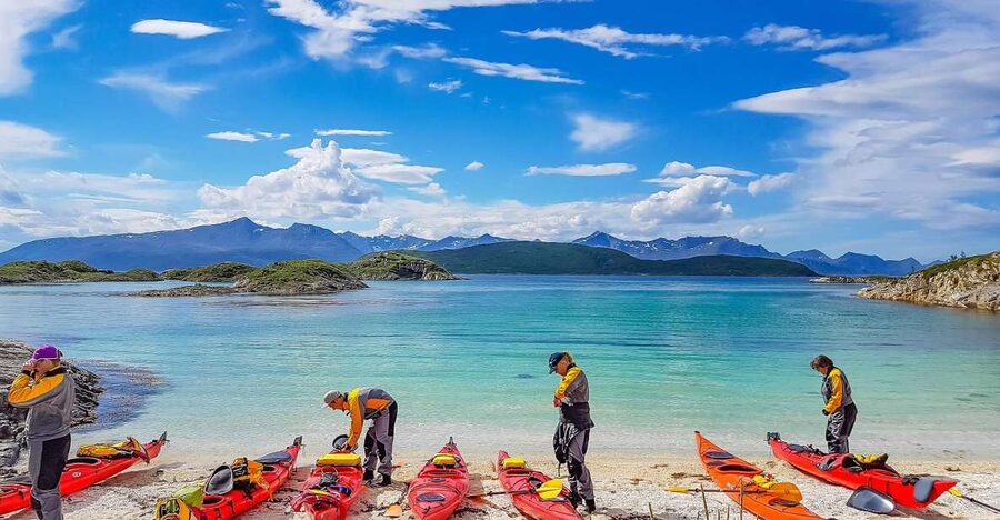 From Tromsø: Kayak trip with lunch and sauna at Sommarøy - The 8:45 am bus from Tromsø