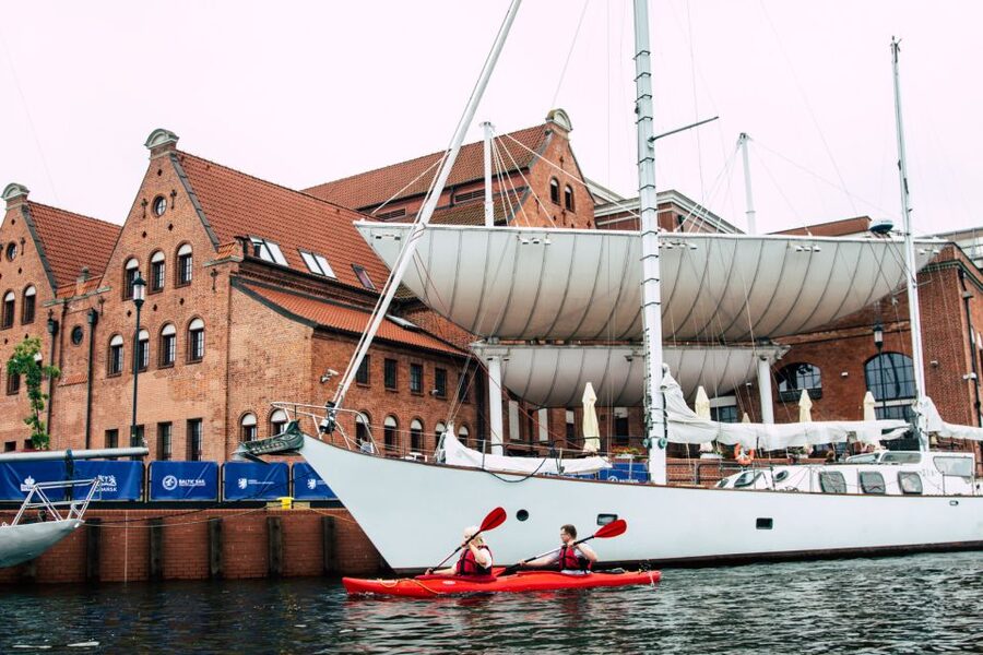 Gdańsk: Islands and Canals Private Kayak Tour - Granary Island and Olowianka Island from the water