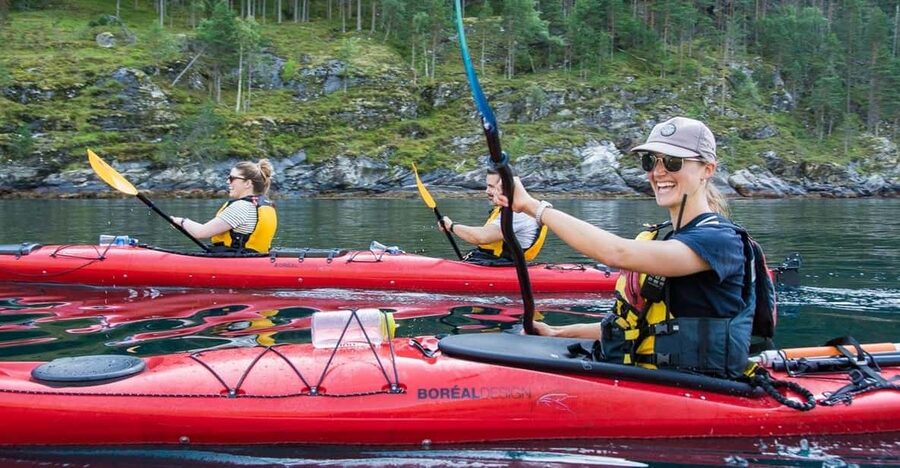 Geiranger: Kayak tour with guide - Along the cliffs toward the Seven Sisters