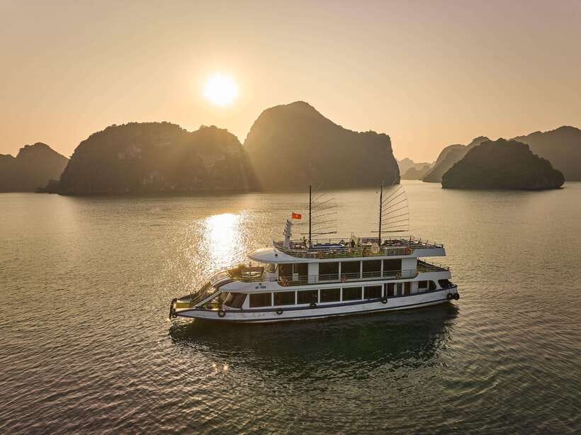 Ha Long & Bai Tu Long bay cruise wt Kayakking & buffet lunch - Meeting at Bai Chay Harbor and boarding the boat