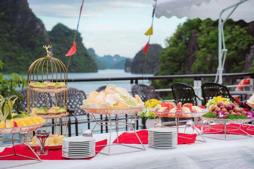 Ha Long Bay Deluxe Cruise & kayaking - 1 Day - Kayaking or bamboo boating through Luon Cave