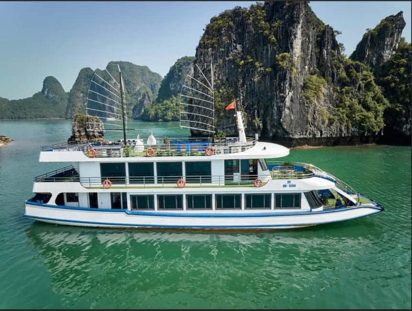 Ha Long Bay- Luxury Day Cruise, Lunch& Kayaking&Sunset party - Kayaking or bamboo boating at Luon Cave