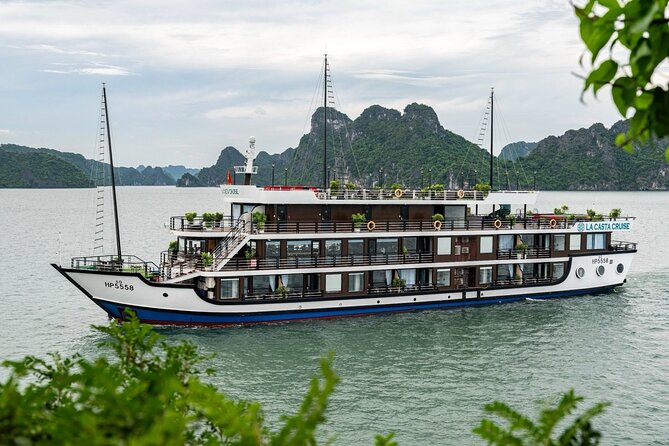 Halong Bay 2D1N Cruise multi options, transfer, swim and kayaking - Why an overnight cruise works better than a day trip