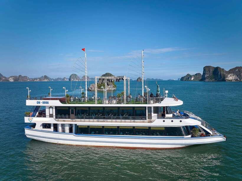 Halong Bay Luxury Cruise: Kayak&Swim,Cave, Party BEST SELLER - Lunch while the boat crosses the bay