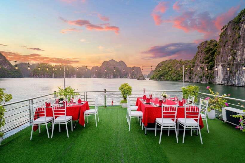 Hanoi: 2-Day Ha Long and Lan Ha Bay Cruise with Kayaking - Boarding at Beo Harbor and lunch on the bay