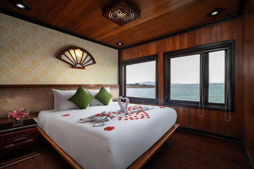 Hanoi: 2-Day Halong Bay Boutique Cruise with Kayaking - Boarding and lunch among the limestone towers