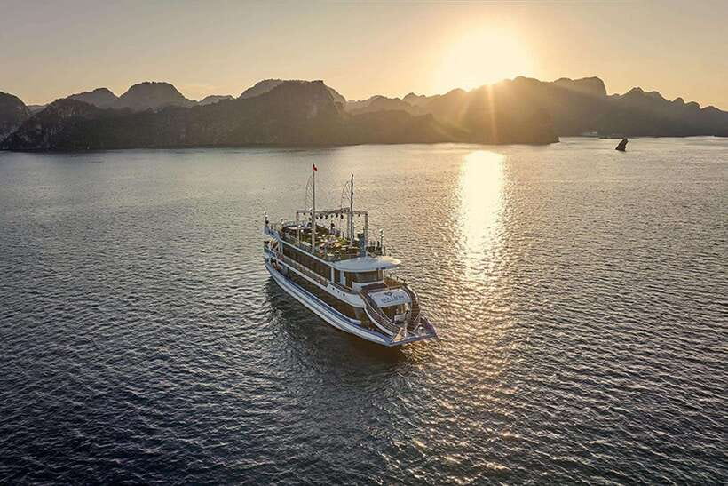 Hanoi: Full-Day Halong Bay 5-star Cruise with Kayak & Buffet - The pace, crowds, and long return