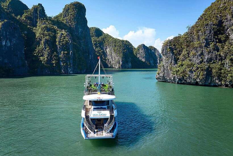 Hanoi: Full-Day Halong Bay 5-star Cruise with Kayak & Buffet - Walking through Sung Sot Cave