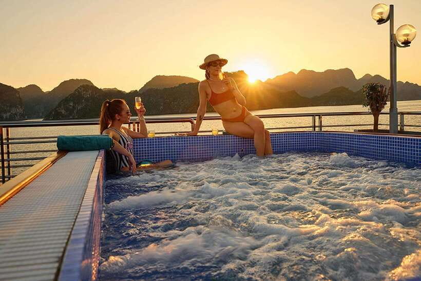 Hanoi: Full-Day Halong Bay 5-star Cruise with Kayak & Buffet - Titop Island, beach or viewpoint