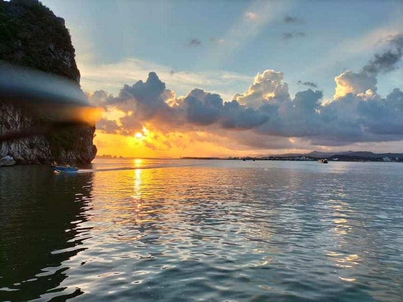 Hanoi-Ha Long 1D: Caves, Islands, Kayak, Lunch & Small Boat - Lunch among Ha Long Bay’s limestone islands