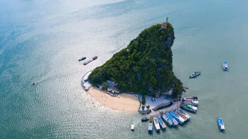 Hanoi-Ha Long 1D: Caves, Islands, Kayak, Lunch & Small Boat - Walking through Sung Sot Cave