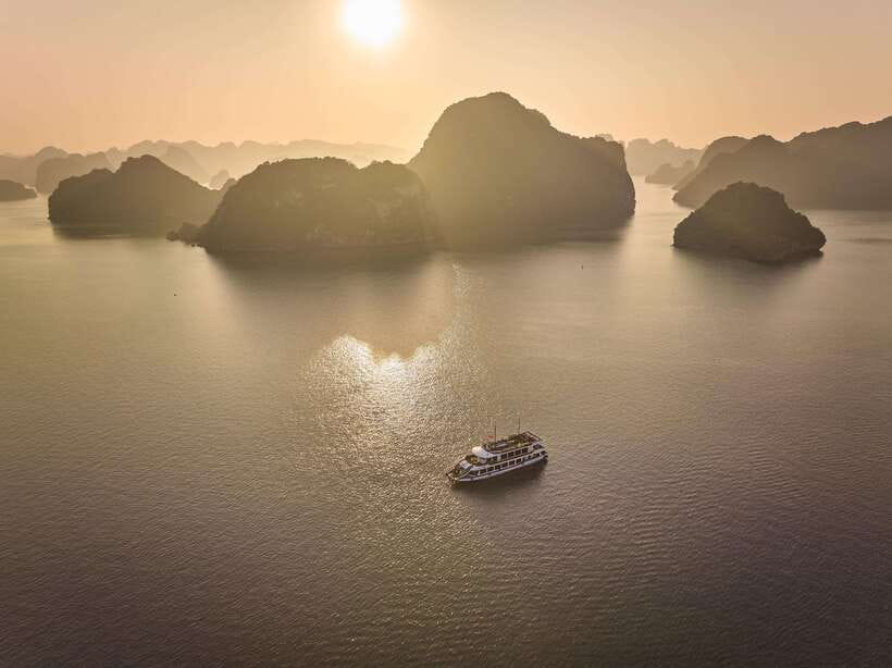 Hanoi: Halong Bay Cruise, Amazing Cave, Titov Island & Kayak - Buffet lunch with Halong Bay views