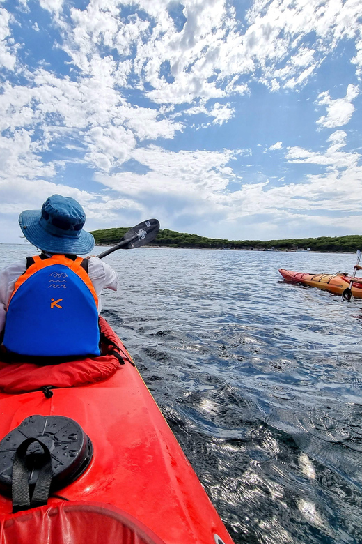 Hvar: Half day kayak tour to Pakleni islands - The 40-minute crossing to the Pakleni Islands