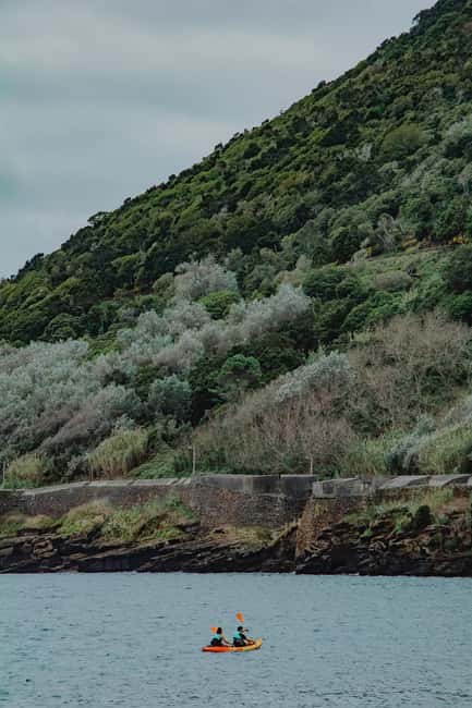 Ilha Terceira: Kayaking - 2 Hours - Paddling through Angra Heroísmo Bay