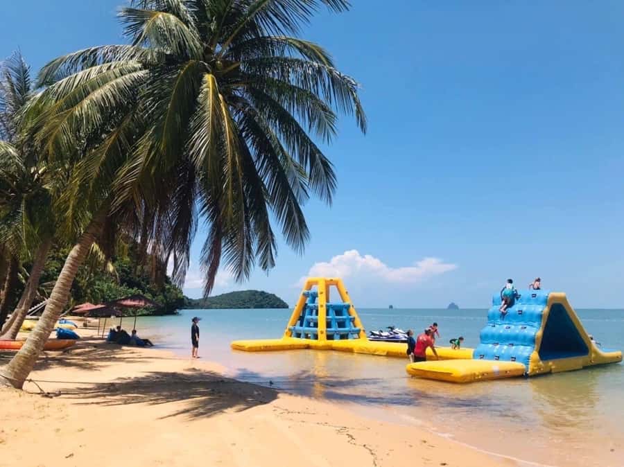Jame bonds canoe 7 point 6 Island Premium trip - Naka Island and the first chance to swim