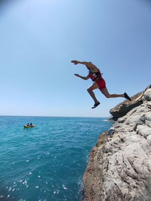 Kayak de Villajoyosa a Benidorm, El Aguilo - Paddling out from Torres Beach