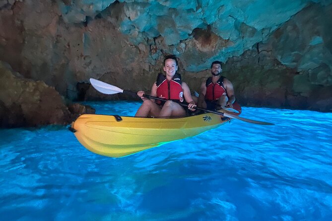 Kayak route through Cala Granadella - Setting out past Morro de Pino